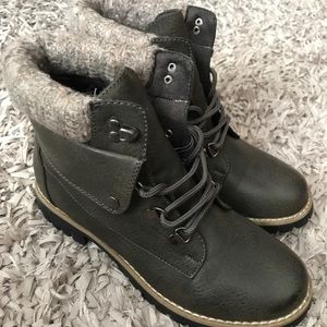 Dark olive boot